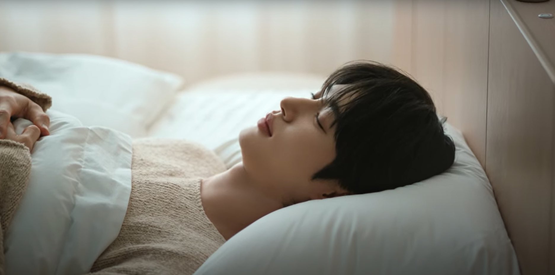[잡담] 변우석 누워있는데 졸라 잘생김 | 인스티즈