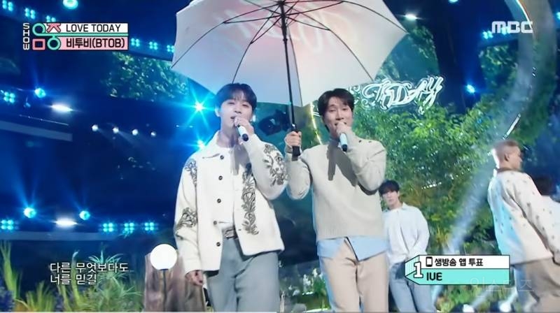  전원 핸드마이크 쓰는 아이돌 그룹.jpg