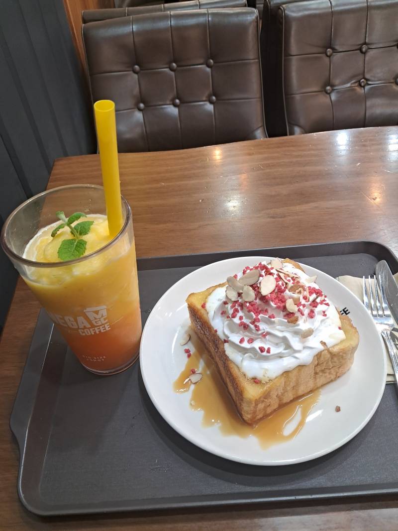 [잡담] 카페 혼자와서 이거먹고있는 나 어떤대 | 인스티즈