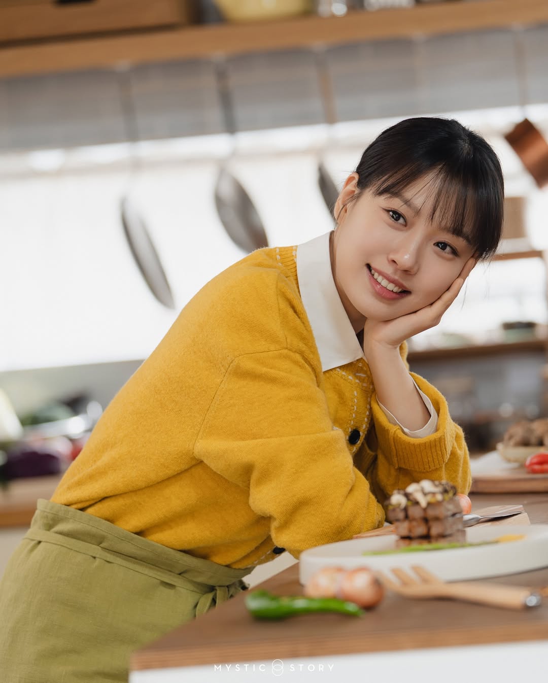 짱귀짱예인 고민시 &lt;당신의 맛&gt; 포스터 촬영 비하인드 컷 | 인스티즈