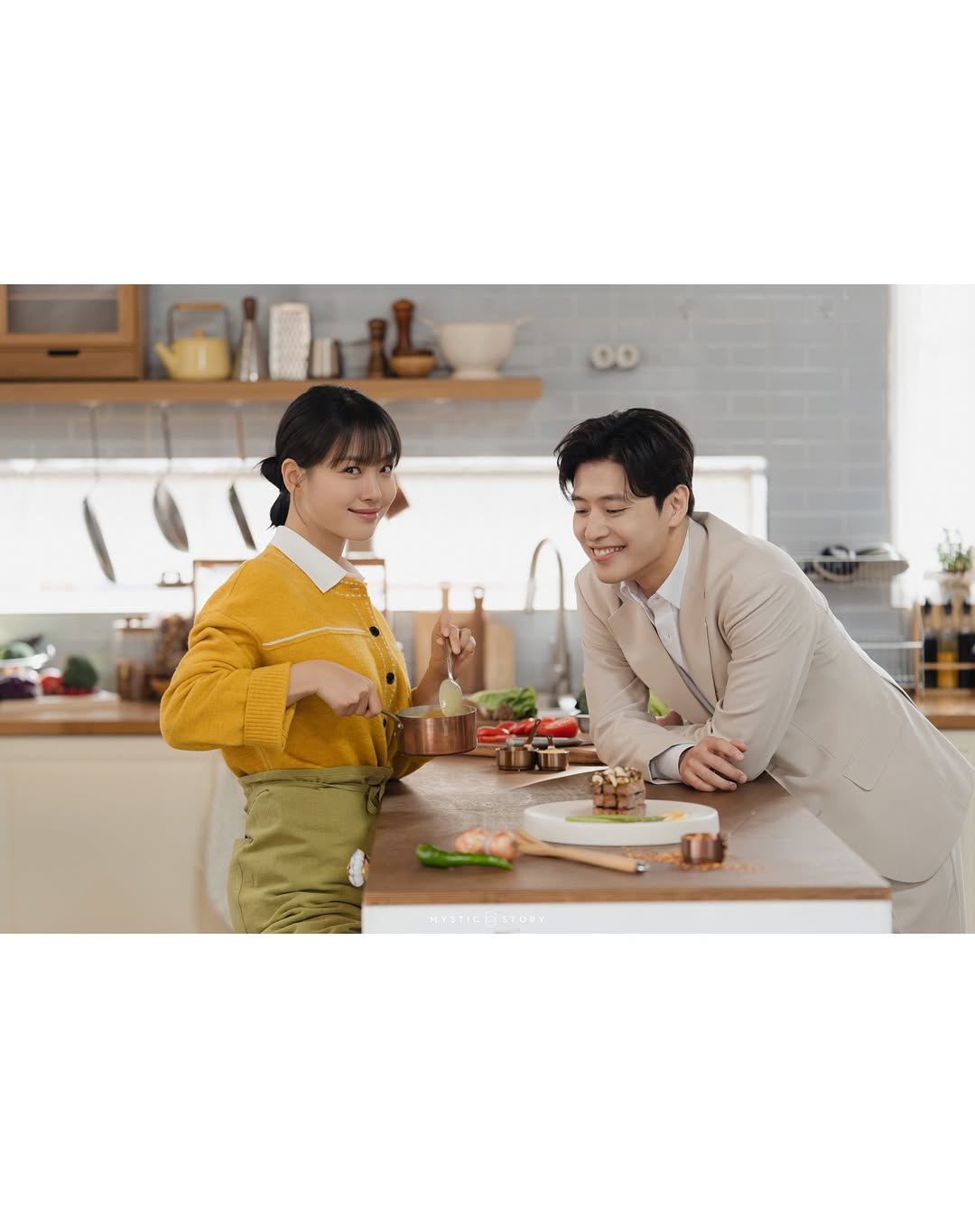 짱귀짱예인 고민시 &lt;당신의 맛&gt; 포스터 촬영 비하인드 컷 | 인스티즈