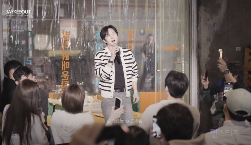 술집에서 팬을 본 이창섭 반응.jpg | 인스티즈