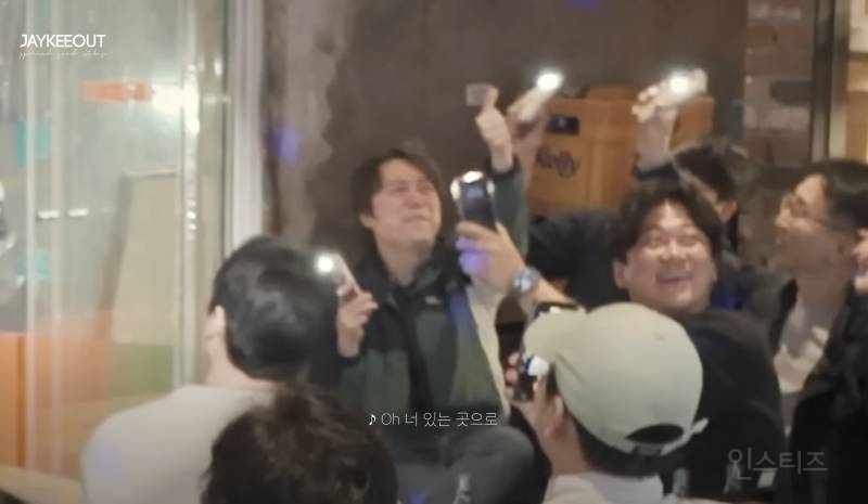 술집에서 팬을 본 이창섭 반응.jpg | 인스티즈