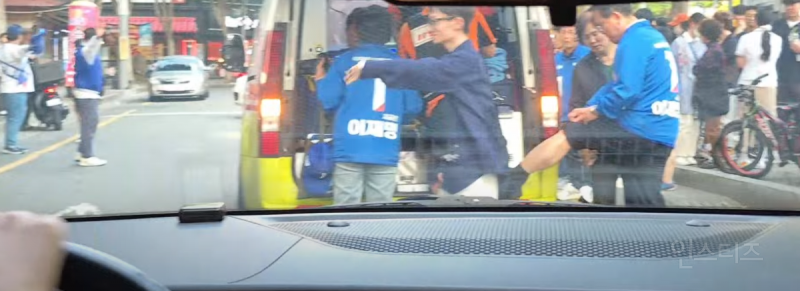 민주당 박주민 선거유세 하는데 방해하다가 유세원들 차로 치고 감 (폭력적인 영상있음) | 인스티즈