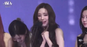  수상소감이 불가능할 정도로 웃는 카리나.JPG5