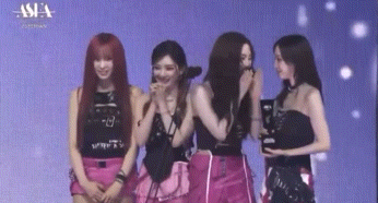 수상소감이 불가능할 정도로 웃는 카리나.JPG | 인스티즈
