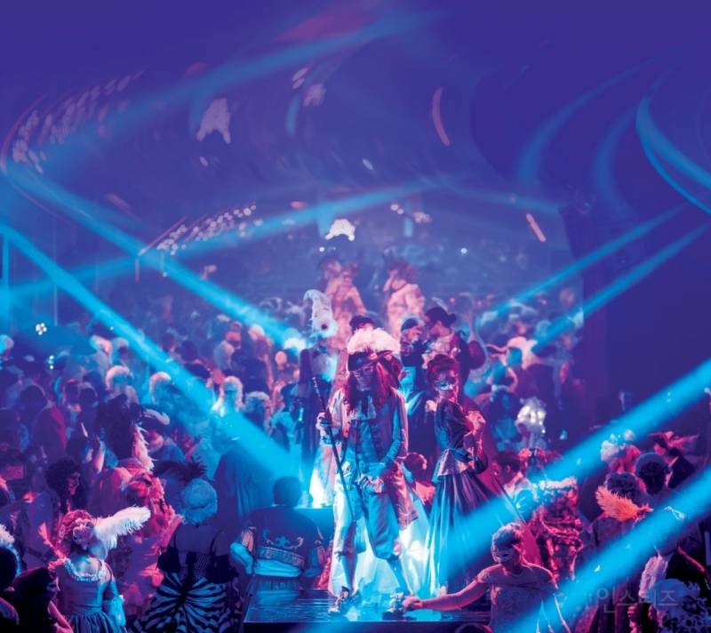 매년 베르사유궁전에서 열리는 코스프레 무도회 | 인스티즈