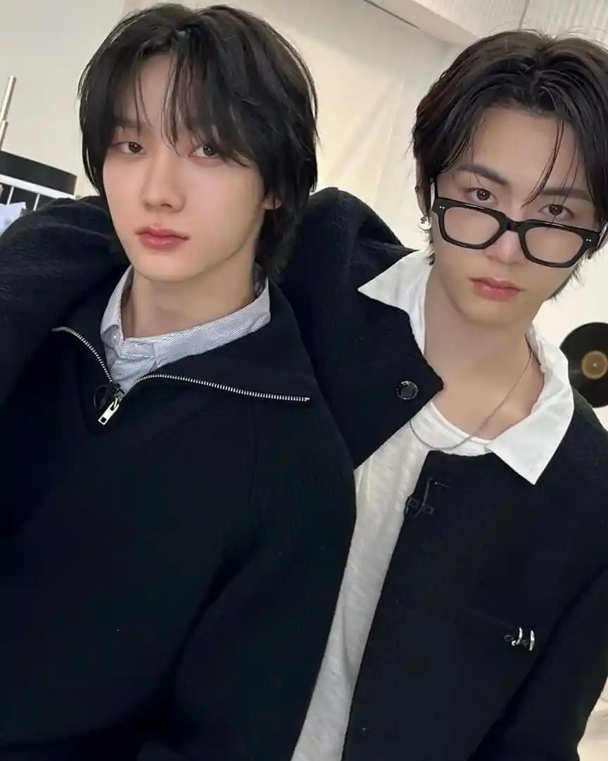 요즘 성탯성 느낌 좋다고 생각해 형 요즘 태산이 만나요? 아니 그냥 나 혼자 느낌이 좋은 거야 박성호 한태산 성탯성 투샷 남찍사 webp(3) 공유 | 인스티즈