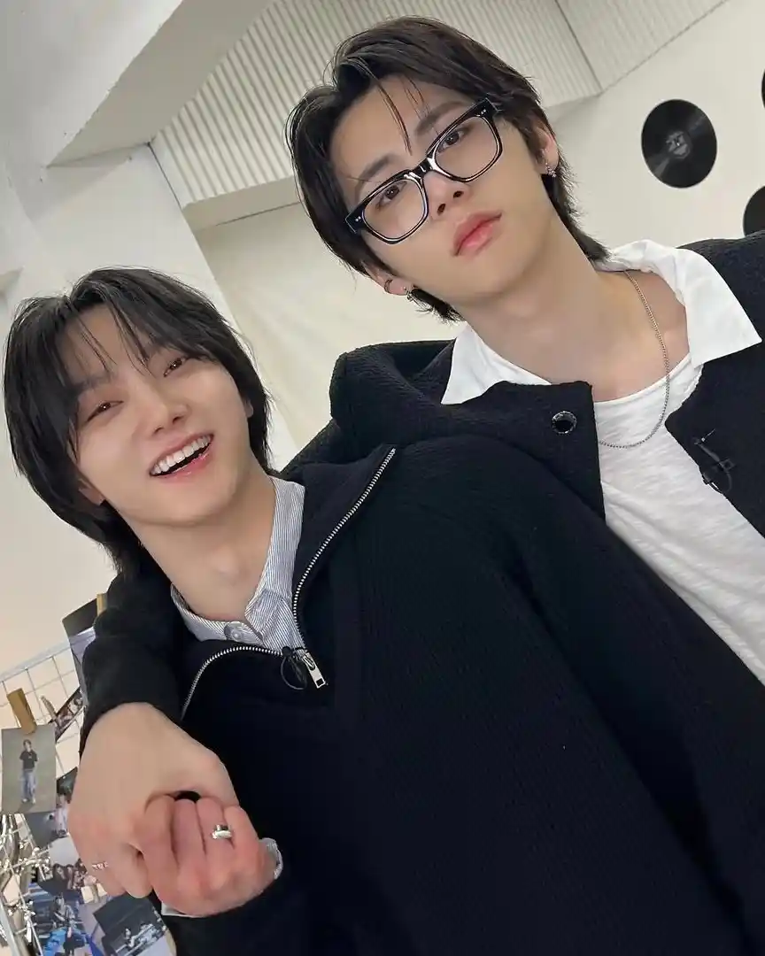 요즘 성탯성 느낌 좋다고 생각해 형 요즘 태산이 만나요? 아니 그냥 나 혼자 느낌이 좋은 거야 박성호 한태산 성탯성 투샷 남찍사 webp(3) 공유 | 인스티즈