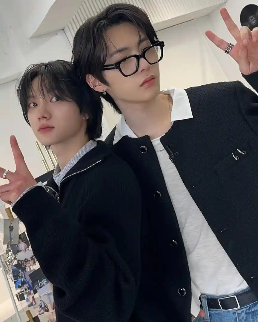 요즘 성탯성 느낌 좋다고 생각해 형 요즘 태산이 만나요? 아니 그냥 나 혼자 느낌이 좋은 거야 박성호 한태산 성탯성 투샷 남찍사 webp(3) 공유 | 인스티즈