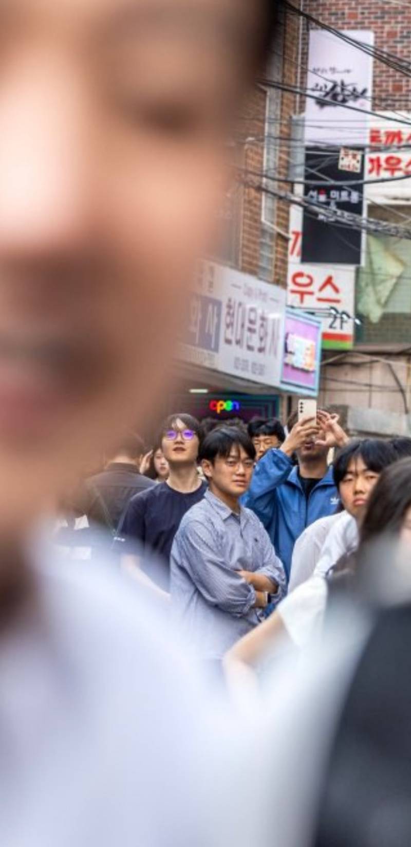 𝙅𝙊𝙉𝙉𝘼한심하게 쳐다보는게 기사사진으로 찍혔어요!.jpg | 인스티즈