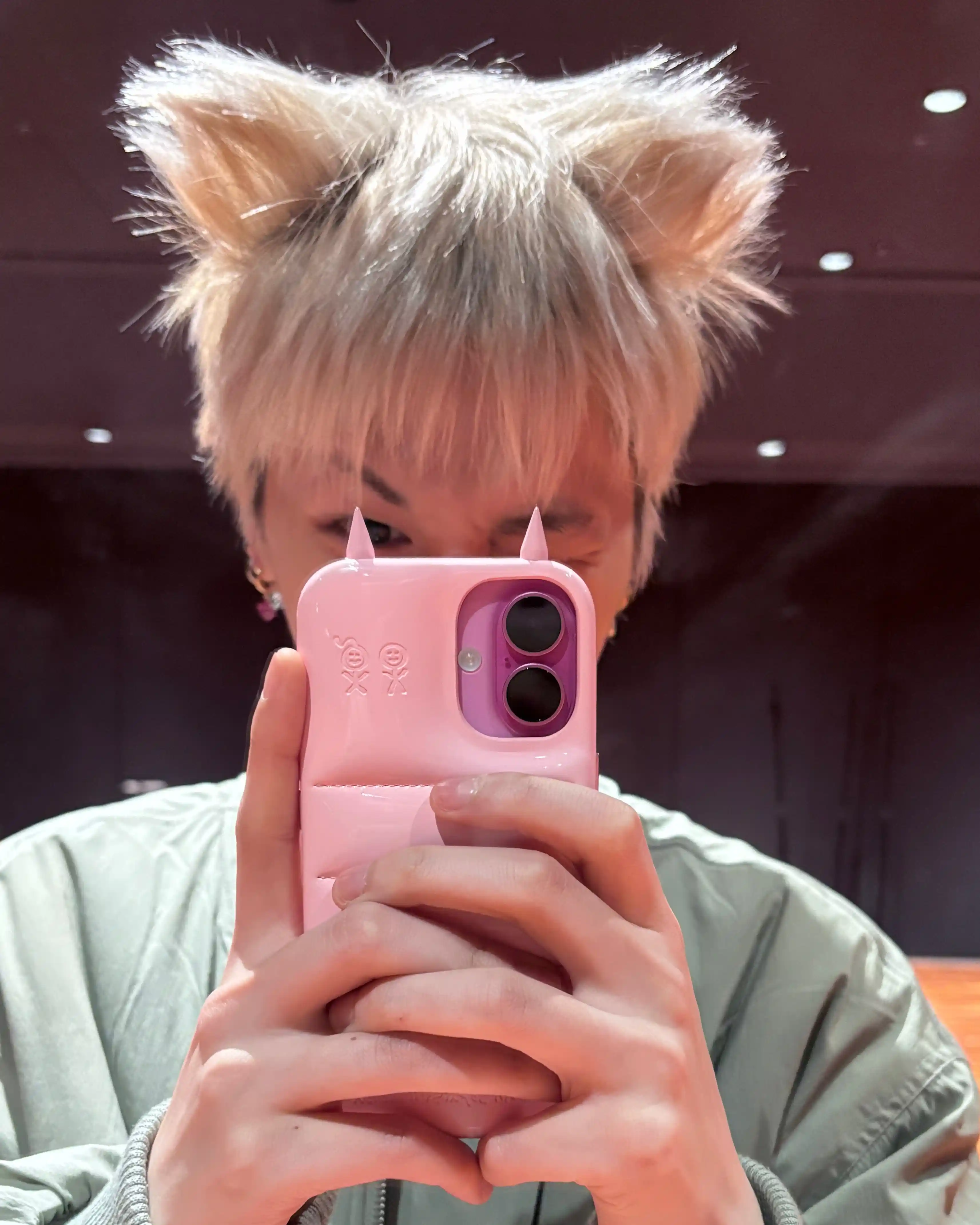 이상혁 오늘 셀카 폼 좋다 이상혁 이리우 링왼 링른 고양이 귀 셀카 (4) webp 공유 | 인스티즈