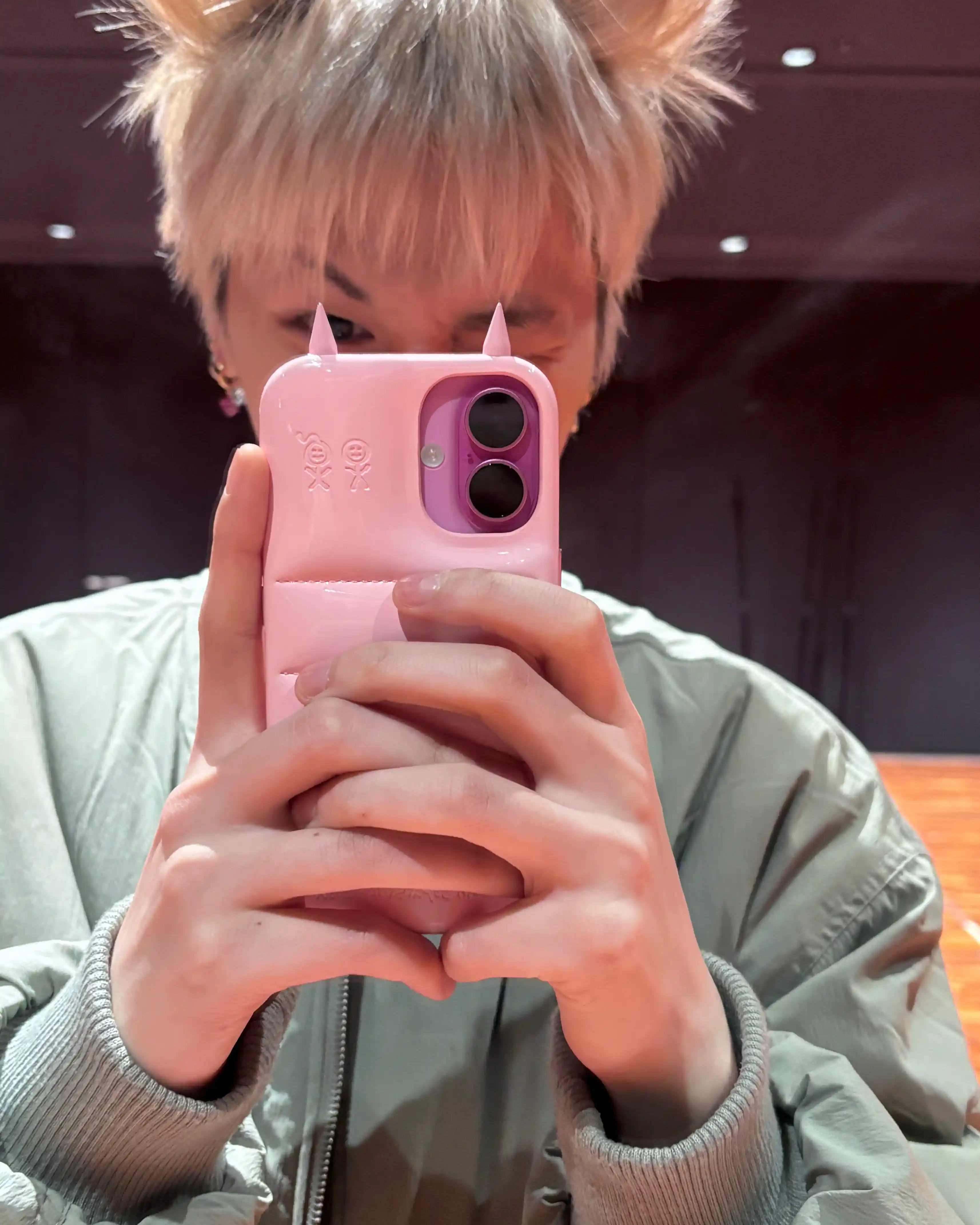 이상혁 오늘 셀카 폼 좋다 이상혁 이리우 링왼 링른 고양이 귀 셀카 (4) webp 공유 | 인스티즈