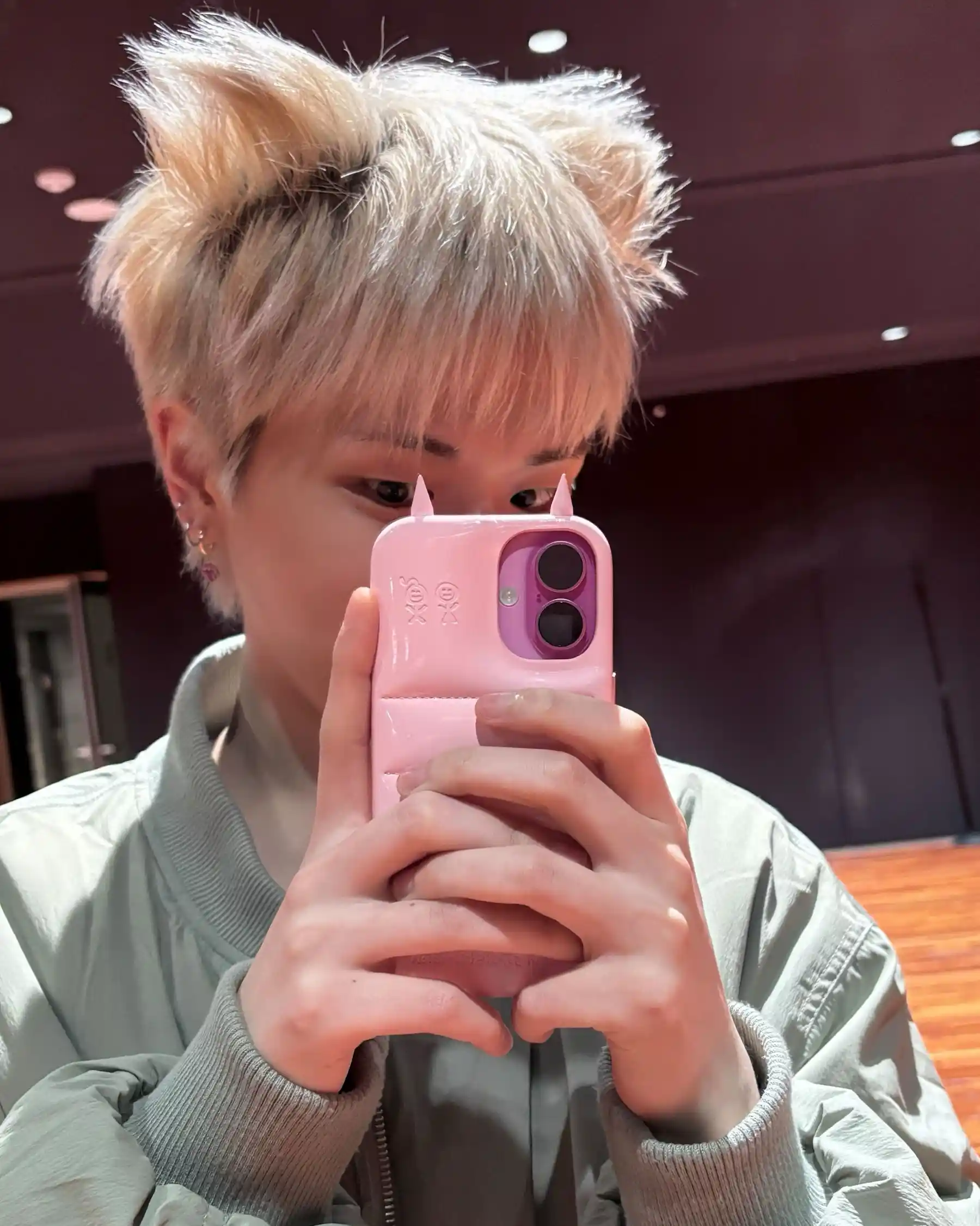 이상혁 오늘 셀카 폼 좋다 이상혁 이리우 링왼 링른 고양이 귀 셀카 (4) webp 공유 | 인스티즈