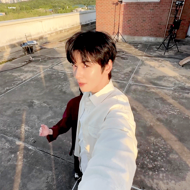 만날 때 마다 𝙅𝙊𝙉𝙉𝘼 반응 터지는 차은우x아이유 조합. gif | 인스티즈