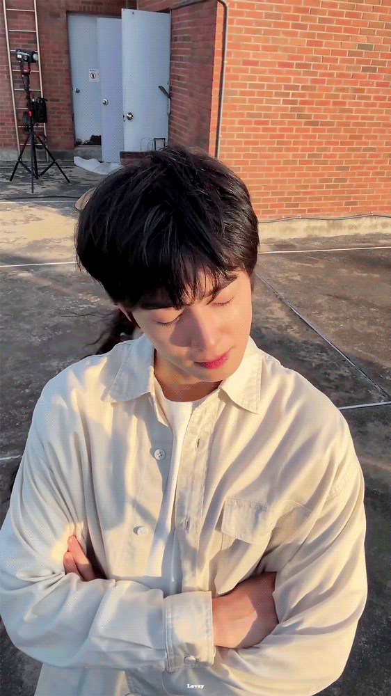 만날 때 마다 𝙅𝙊𝙉𝙉𝘼 반응 터지는 차은우x아이유 조합. gif | 인스티즈