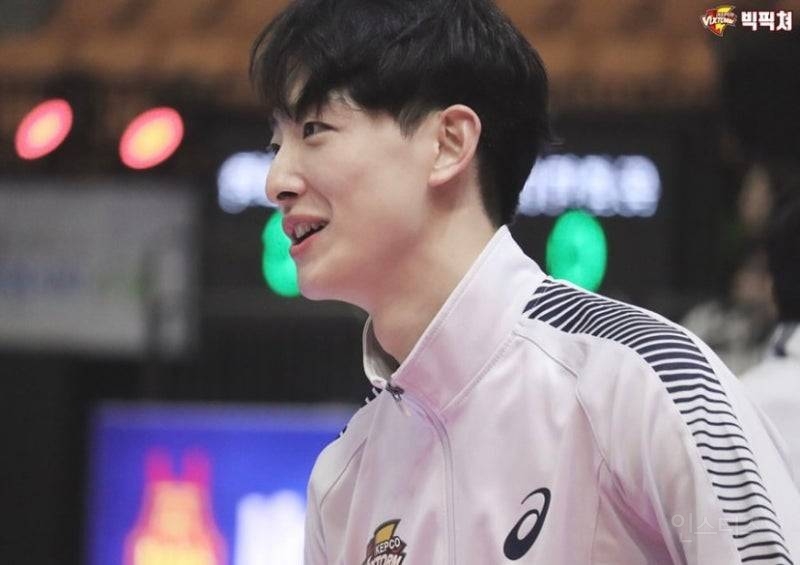 요즘 잘생김이 기본값인 것 같은 배구선수 .jpgif | 인스티즈
