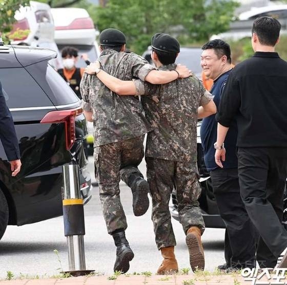 오늘자 셀프 색서폰 불며 전역한 연예인 | 인스티즈