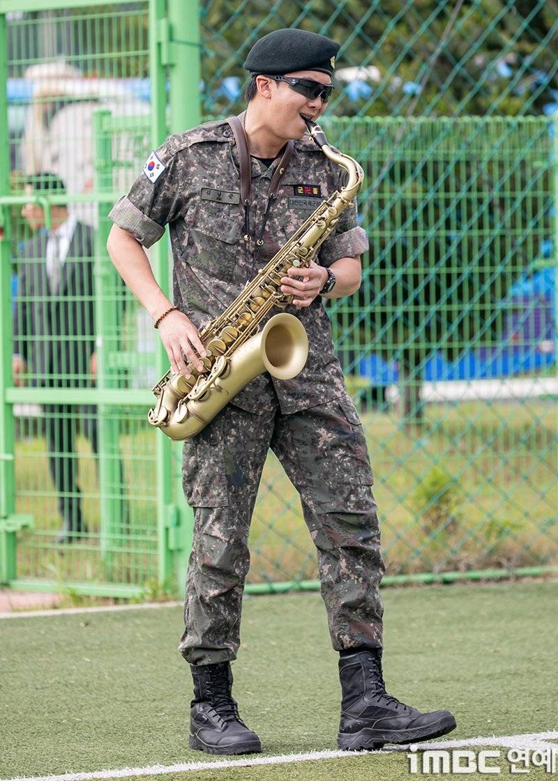 오늘자 셀프 색서폰 불며 전역한 연예인 | 인스티즈