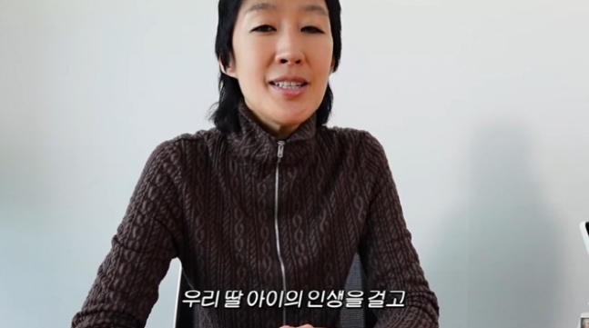  홍진경, 빨간 옷 논란에 &apos;딸 인생&apos;까지 걸고 해명 정치색 없다6
