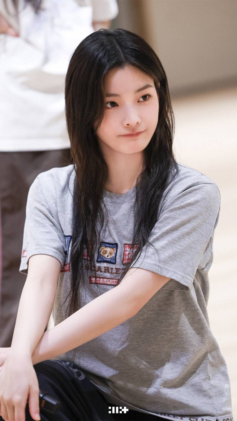  진짜 특이하게 예쁘다는 말 많은 여돌.jpg