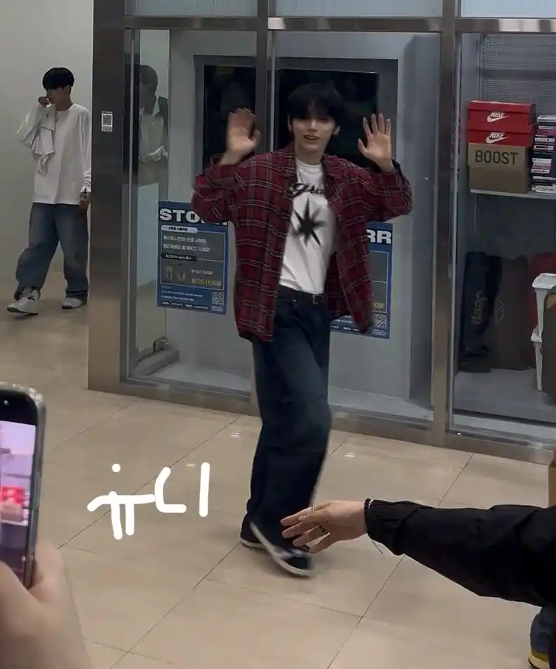 네가 한태산 짤 공유 필명이야? 그래 한태산 한동민 탯왼 탯른 프리뷰 고화질 공항 남찍사 (8) webp 공유 | 인스티즈