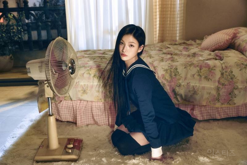 ILLIT(아일릿) 'bomb' Concept Photo (MAGIC BOMB Ver.) | 인스티즈