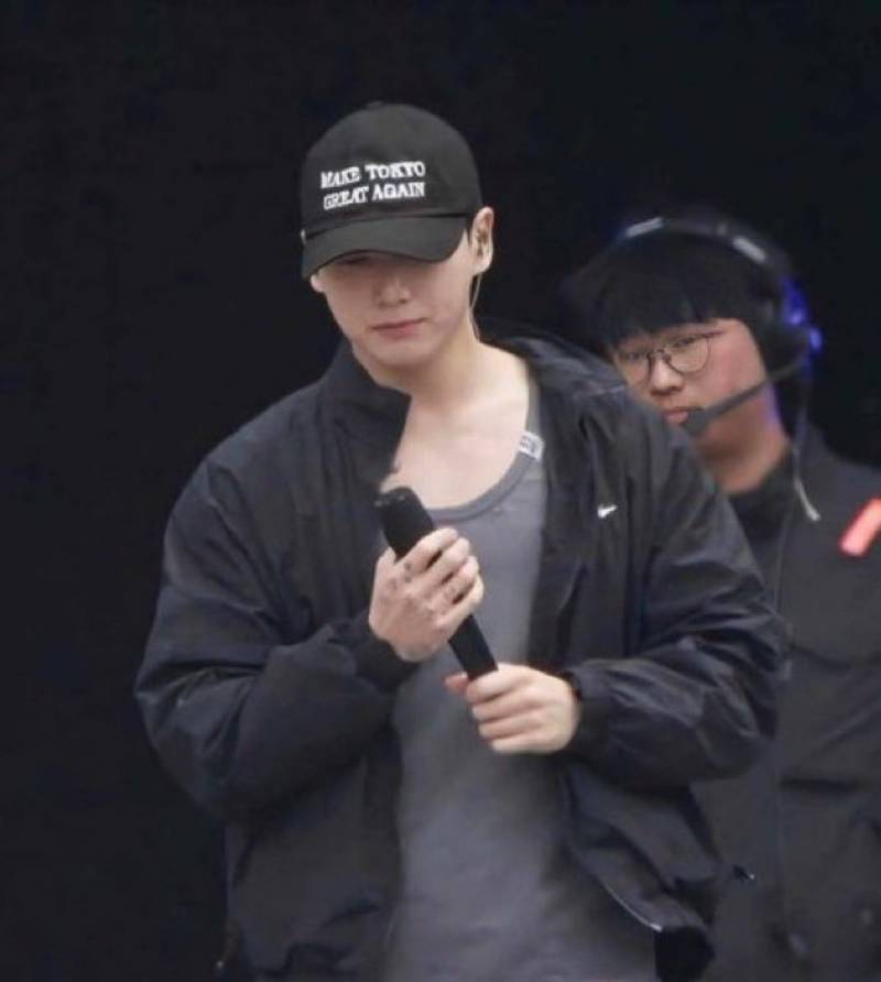  현재 난리 난 트럼프 패러디 모자 쓴 정국.JPG39