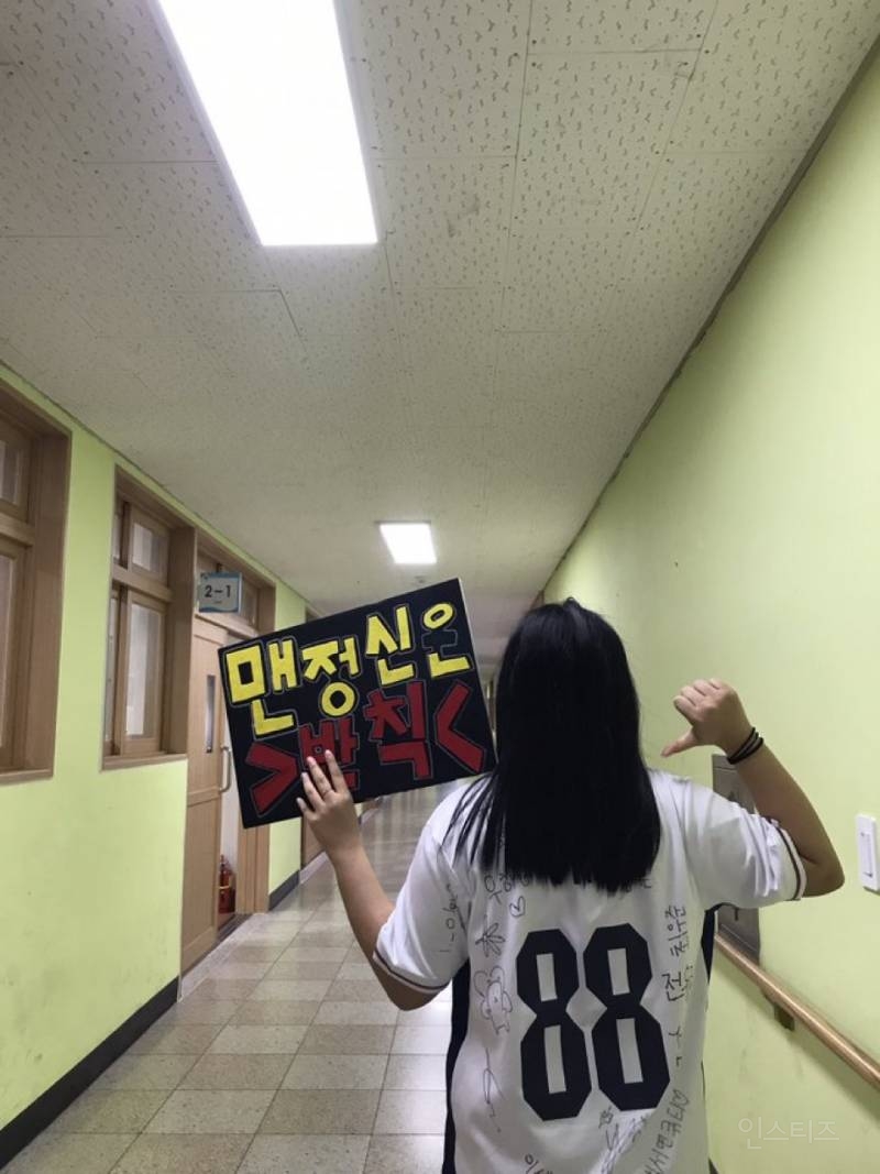 요즘 초딩들한테 인기 𝙅𝙊𝙉𝙉𝘼많은 의외의 아이돌.jpg | 인스티즈