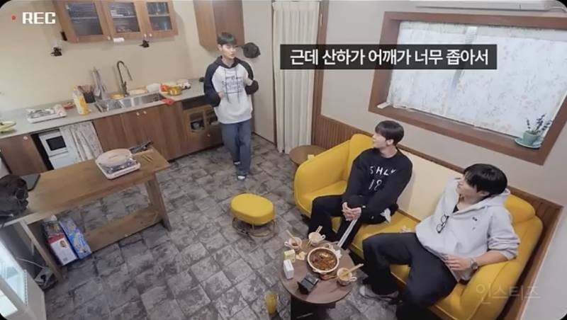 어깨가 좁아서 가방이 흘러내렸다는 남돌.jpg | 인스티즈