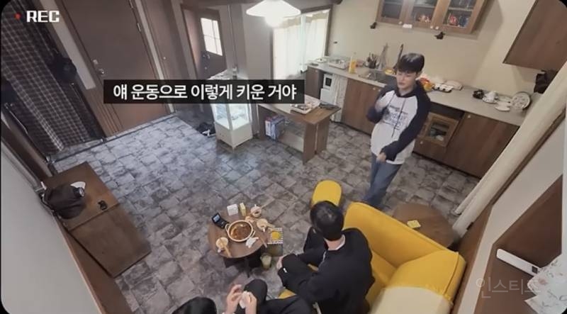 어깨가 좁아서 가방이 흘러내렸다는 남돌.jpg | 인스티즈