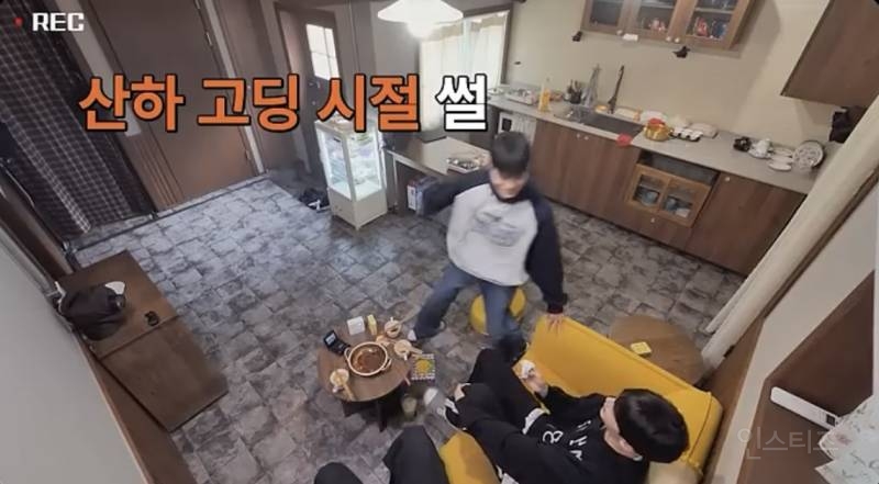 어깨가 좁아서 가방이 흘러내렸다는 남돌.jpg | 인스티즈