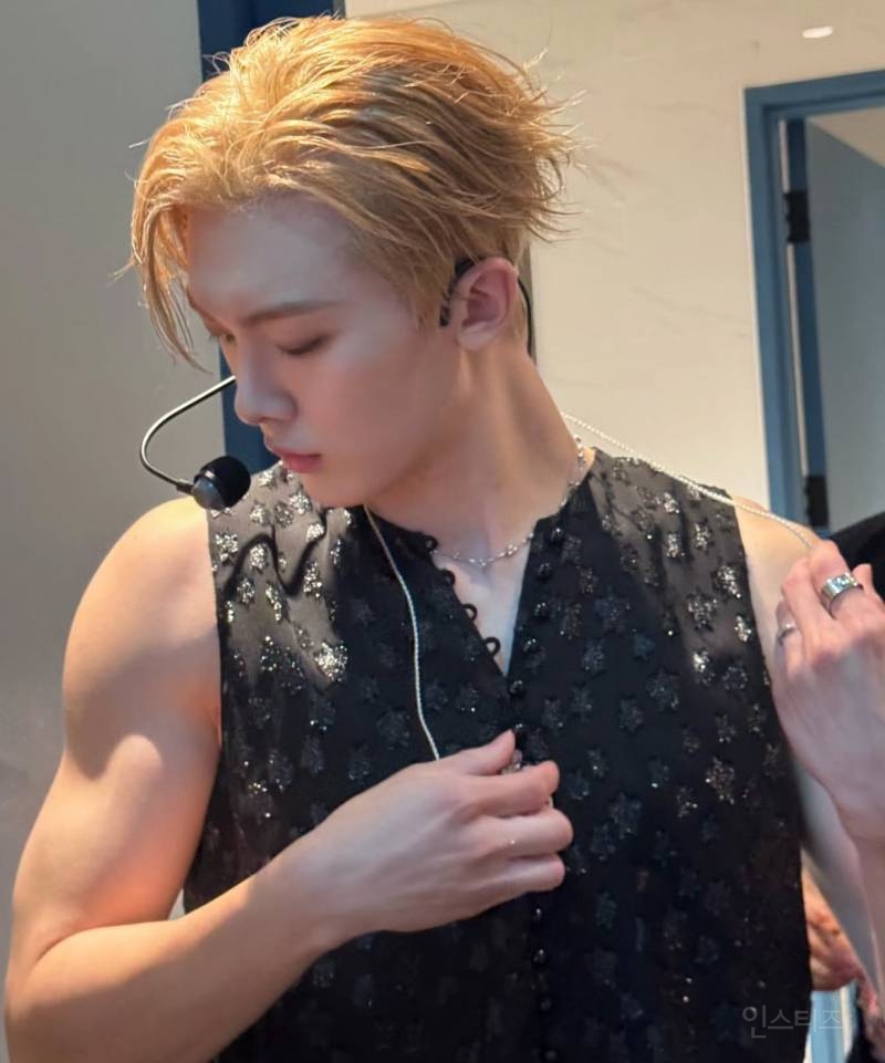 어깨가 좁아서 가방이 흘러내렸다는 남돌.jpg | 인스티즈