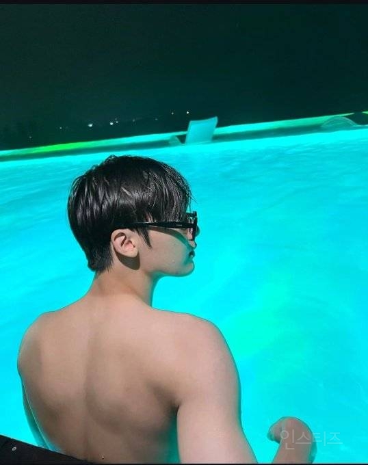 어깨가 좁아서 가방이 흘러내렸다는 남돌.jpg | 인스티즈