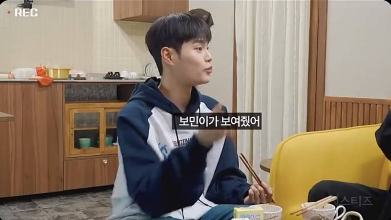 어깨가 좁아서 가방이 흘러내렸다는 남돌.jpg | 인스티즈