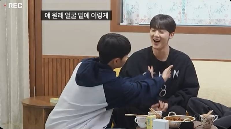 어깨가 좁아서 가방이 흘러내렸다는 남돌.jpg | 인스티즈