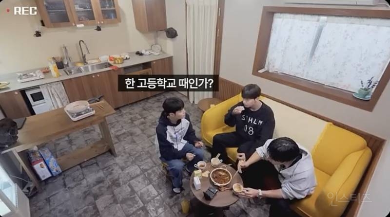 어깨가 좁아서 가방이 흘러내렸다는 남돌.jpg | 인스티즈