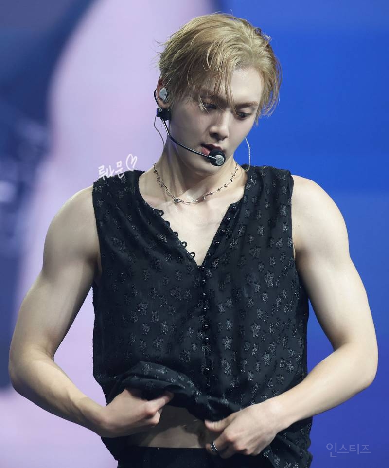 어깨가 좁아서 가방이 흘러내렸다는 남돌.jpg | 인스티즈