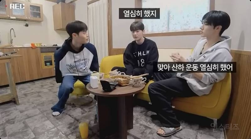 어깨가 좁아서 가방이 흘러내렸다는 남돌.jpg | 인스티즈