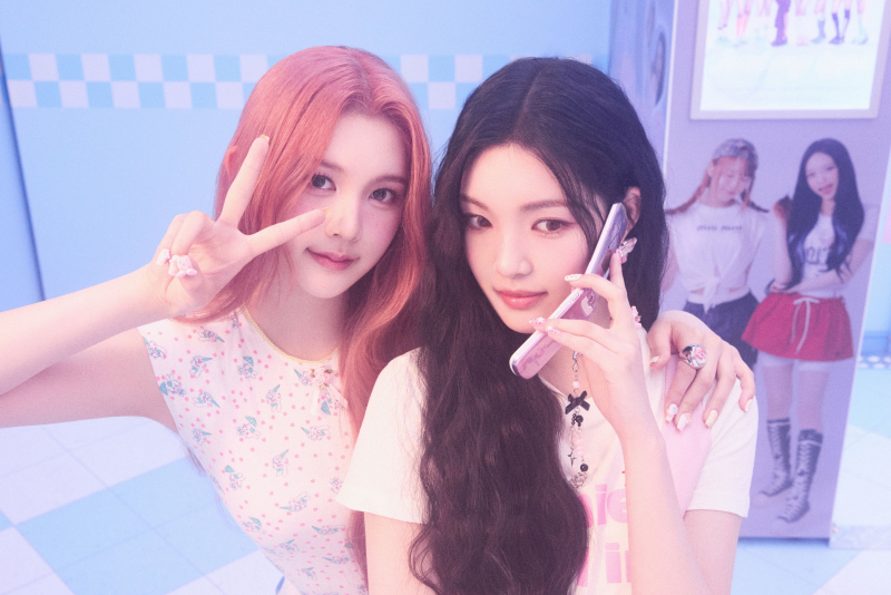 그 시절 스티커 사진 컨셉으로 컨포 가져온 하츠투하츠.jpg | 인스티즈