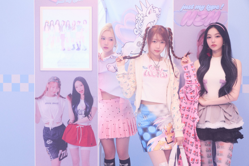 그 시절 스티커 사진 컨셉으로 컨포 가져온 하츠투하츠.jpg | 인스티즈
