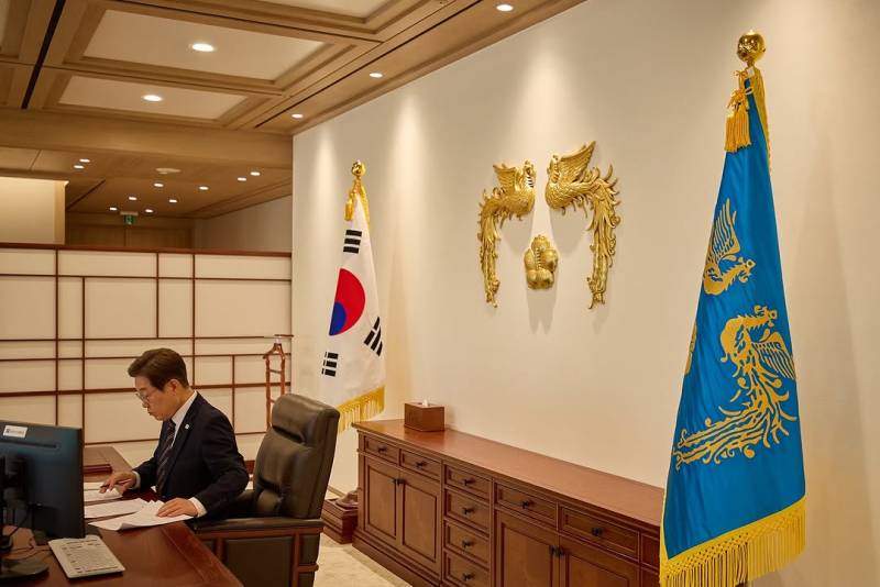 현재 여론 갈리는 이대통령 공식 사진 스타일..JPG | 인스티즈