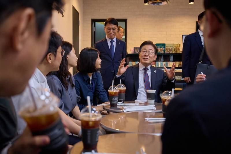 현재 여론 갈리는 이대통령 공식 사진 스타일..JPG | 인스티즈