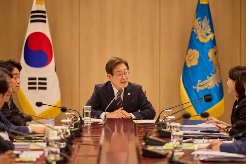 현재 여론 갈리는 이대통령 공식 사진 스타일..JPG | 인스티즈
