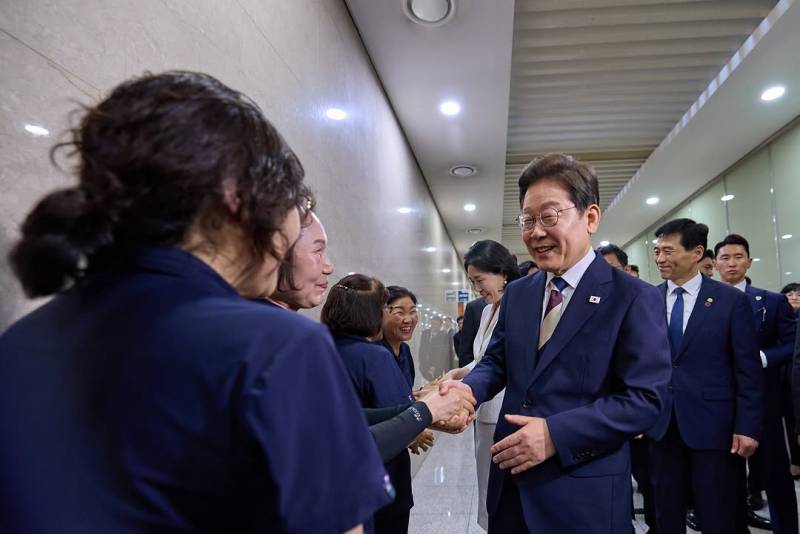 현재 여론 갈리는 이대통령 공식 사진 스타일..JPG | 인스티즈