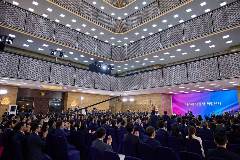 현재 여론 갈리는 이대통령 공식 사진 스타일..JPG | 인스티즈