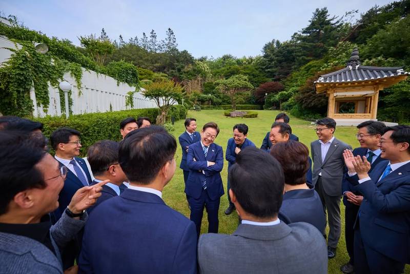 현재 여론 갈리는 이대통령 공식 사진 스타일..JPG | 인스티즈