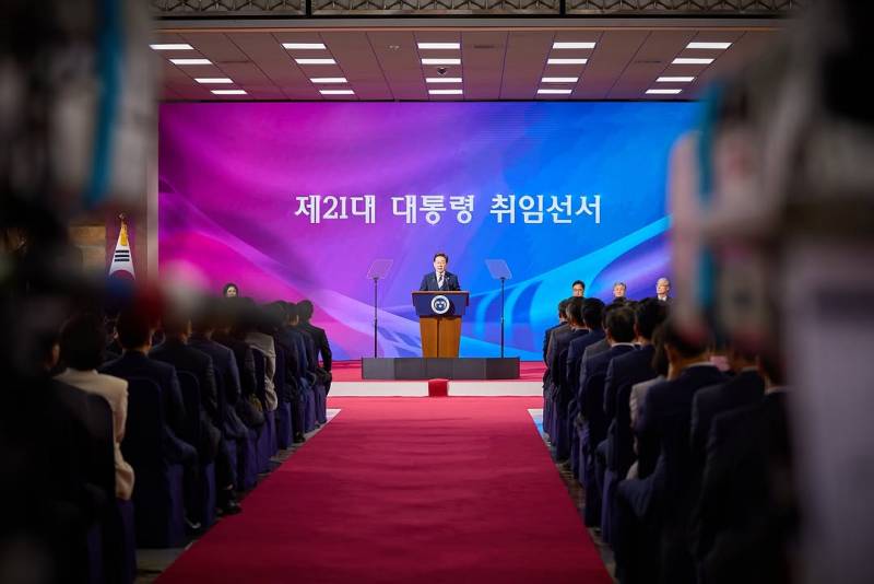현재 여론 갈리는 이대통령 공식 사진 스타일..JPG | 인스티즈