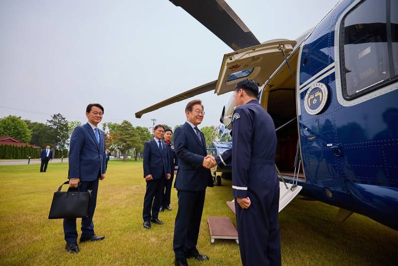 현재 여론 갈리는 이대통령 공식 사진 스타일..JPG | 인스티즈