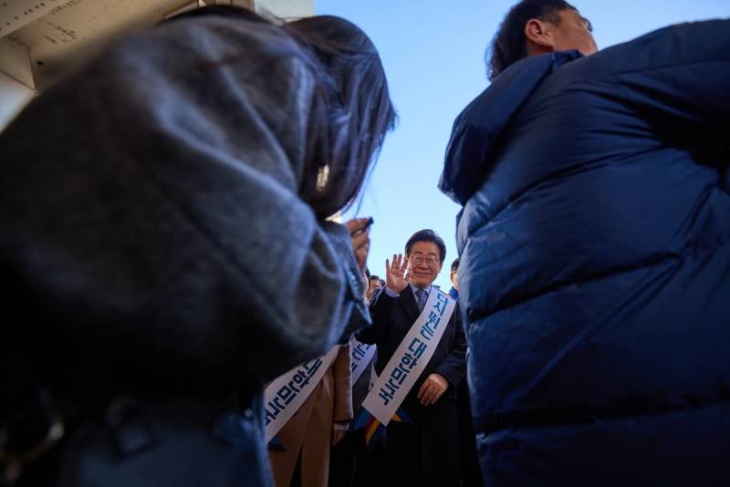 현재 여론 갈리는 이대통령 공식 사진 스타일..JPG | 인스티즈